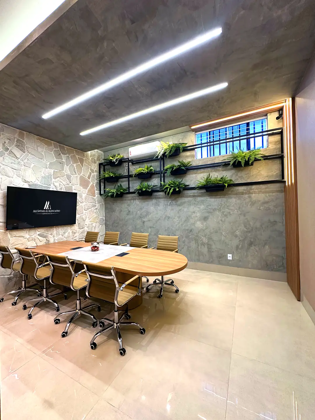 Mesa de reunião com caderno personalizado da Alcântara & Alencastro Advocacia